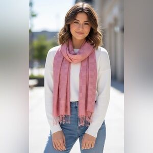 Scarf, pink rectangular with fringes, alternating shiny squares, size 78x22